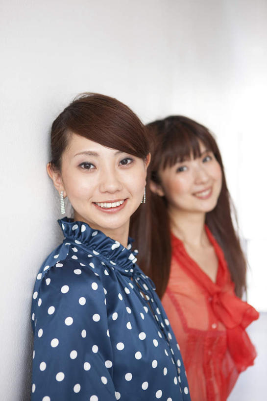 东方人,脸,头,脸颊,头发,两个人,伙伴,朋友,站,笑,微笑,露齿笑,竖图,室内,白天,白色背景,侧面,友谊,亚洲,服装,朦胧,模糊,斑点,墙,扭头,注视,休闲装,黄种人,墙壁,墙面,衣服,红色,蓝色,白色,黑色,观察,看,靠,靠着,倚靠,站着,转头,休闲,休闲服,摄影,服饰,影棚,观看,察看,倚着,关注,友情,年轻女性,女人,女性,亚洲人,头部,长发,脸部,脸蛋,面部,站立,半身,彩图,影棚拍摄,拍摄