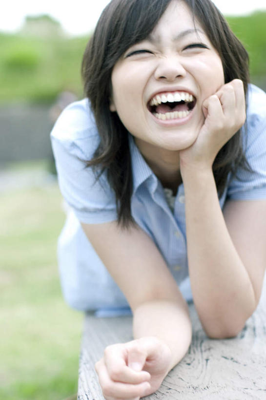 东方人,头发,一个人,笑,摸,微笑,露齿笑,竖图,室外,白天,正面,旅游,度假,草地,草坪,植物,亚洲,仅一个年轻女性,仅一个女性,仅一个人,撑,抚摸,阴影,服装,朦胧,模糊,光线,影子,云,云朵,云彩,托腮,注视,休闲装,黄种人,娱乐,草,衣服,蓝色,绿色,黑色,白云,蓝天,天空,阳光,天,观察,看,趴着,托,张嘴,享受,休闲,休闲服,放松,服饰,观看,察看,撑着,关注,托下巴,张大嘴巴,年轻女性,女人,女性,亚洲人,长发,张开嘴,触摸,接触,趴,半身,彩图