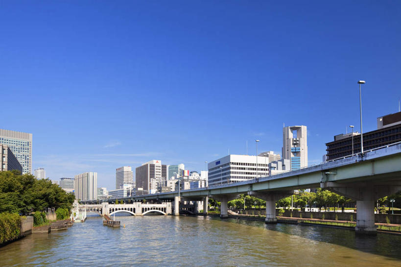 无人,高楼大厦,横图,室外,白天,正面,度假,草地,草坪,河流,美景,水,植物,城市风光,城市,大桥,大厦,建筑,立交桥,路灯,摩天大楼,桥梁,照明,日本,亚洲,一排,阴影,波纹,整齐,光线,影子,河水,景观,水流,云,云朵,高架,斜拉桥,桥,灯光,云彩,娱乐,灯,草,树,树木,排列,蓝色,绿色,白云,蓝天,水纹,天空,阳光,自然,波浪,天,享受,休闲,景色,放松,大阪,生长,成长,照亮,照明设备,队列,东亚,本州,大阪府,本州岛,日本国,近畿地方,近畿,彩图,大楼,高层建筑,高楼,摩天楼