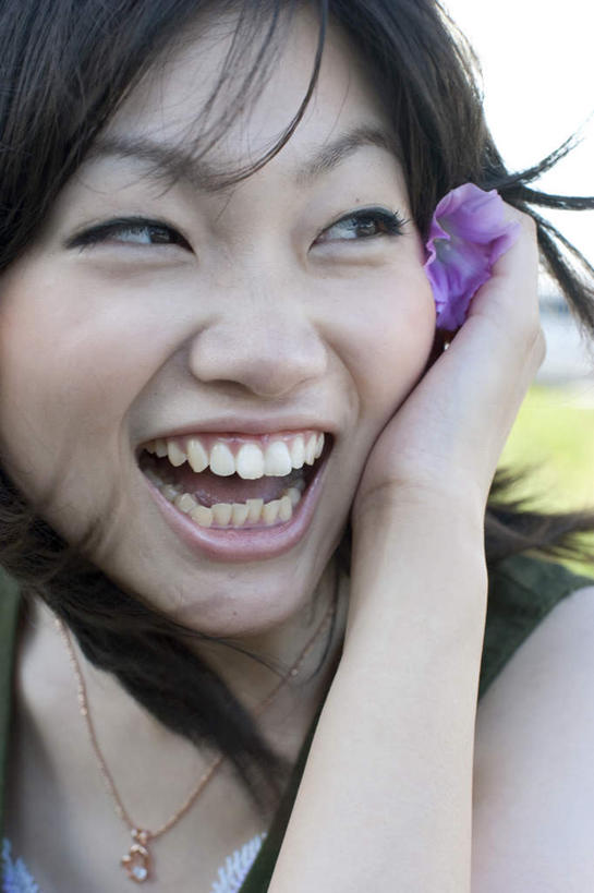 东方人,脸,头,脸颊,头发,一个人,站,笑,摸,微笑,露齿笑,竖图,室外,特写,白天,正面,旅游,度假,草地,草坪,植物,亚洲,仅一个年轻女性,仅一个女性,仅一个人,抚摸,阴影,服装,光线,影子,扭头,注视,休闲装,黄种人,娱乐,草,衣服,蓝色,绿色,白色,黑色,蓝天,天空,阳光,天,观察,看,站着,张嘴,转头,享受,休闲,休闲服,放松,服饰,观看,察看,关注,张大嘴巴,年轻女性,女人,女性,亚洲人,头部,长发,脸部,脸蛋,面部,张开嘴,触摸,接触,站立,半身,彩图