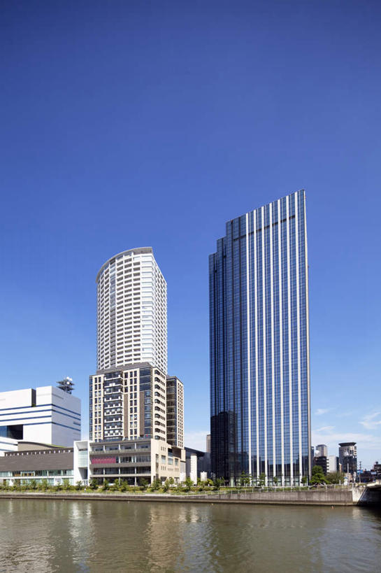 无人,高楼大厦,竖图,室外,白天,正面,度假,草地,草坪,河流,美景,水,植物,城市风光,城市,大桥,大厦,建筑,立交桥,摩天大楼,桥梁,日本,亚洲,阴影,光线,影子,河水,景观,水流,云,云朵,高架,斜拉桥,桥,云彩,娱乐,草,树,树木,蓝色,绿色,白云,蓝天,天空,阳光,自然,天,享受,休闲,景色,放松,大阪,生长,成长,东亚,本州,大阪府,本州岛,日本国,近畿地方,近畿,彩图,大楼,高层建筑,高楼,摩天楼