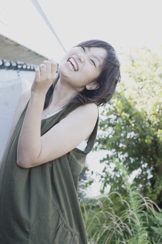 东方人,头发,一个人,站,笑,摸,微笑,露齿笑,竖图,室外,白天,正面,旅游,度假,植物,亚洲,仅一个年轻女性,仅一个女性,仅一个人,一把,撑,抚摸,阴影,服装,光线,伞,影子,雨伞,遮阳伞,注视,休闲装,黄种人,娱乐,阳伞,树,树木,衣服,蓝色,绿色,黑色,灰色,蓝天,天空,阳光,自然,天,观察,看,站着,享受,休闲,休闲服,放松,服饰,生长,成长,观看,察看,撑着,关注,年轻女性,女人,女性,亚洲人,长发,触摸,接触,抬头,仰头,站立,半身,彩图