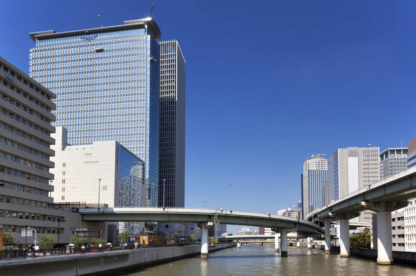 无人,高楼大厦,横图,室外,白天,正面,度假,草地,草坪,河流,美景,水,植物,城市风光,城市,大桥,大厦,道路,建筑,立交桥,路,路灯,摩天大楼,桥梁,公路,照明,日本,亚洲,阴影,光线,影子,河水,景观,水流,云,云朵,高架,斜拉桥,桥,灯光,交通,云彩,娱乐,灯,草,树,树木,蓝色,绿色,白云,蓝天,天空,阳光,自然,天,享受,休闲,景色,放松,大阪,生长,成长,照亮,照明设备,东亚,本州,大阪府,本州岛,日本国,近畿地方,近畿,马路,彩图,大楼,高层建筑,高楼,摩天楼