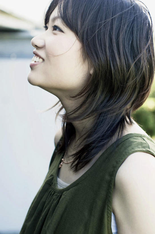 东方人,头发,一个人,站,笑,微笑,露齿笑,竖图,室外,白天,侧面,旅游,度假,亚洲,仅一个年轻女性,仅一个女性,仅一个人,阴影,服装,光线,影子,墙,注视,休闲装,黄种人,娱乐,墙壁,墙面,衣服,黑色,灰色,天空,阳光,天,观察,看,站着,享受,休闲,休闲服,放松,服饰,观看,察看,关注,年轻女性,女人,女性,亚洲人,长发,抬头,仰头,站立,半身,彩图