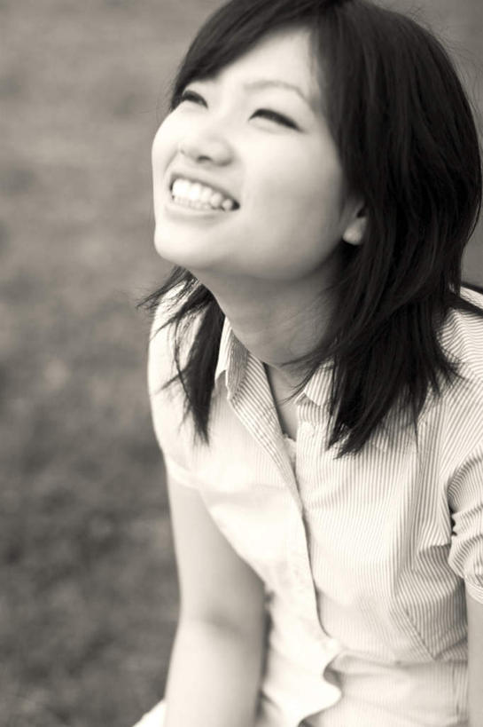 东方人,头发,一个人,坐,笑,微笑,露齿笑,竖图,俯视,黑白,室外,白天,旅游,度假,草地,草坪,植物,亚洲,仅一个年轻女性,仅一个女性,仅一个人,阴影,服装,朦胧,模糊,光线,影子,注视,休闲装,黄种人,娱乐,草,衣服,绿色,白色,黑色,阳光,观察,看,享受,休闲,休闲服,放松,服饰,观看,察看,关注,老照片,旧照,年轻女性,女人,女性,亚洲人,长发,抬头,仰头,坐着,半身,高角度拍摄