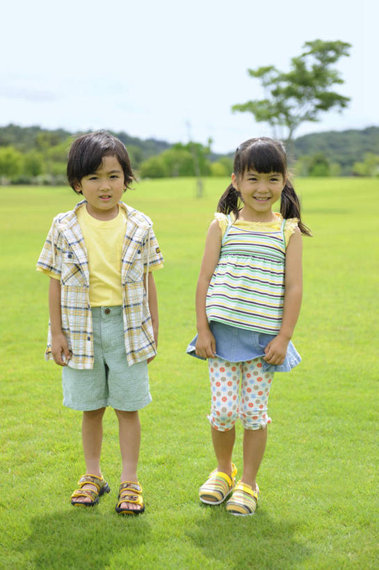 东方人,儿童,头发,两个人,伙伴,朋友,站,笑,微笑,露齿笑,竖图,俯视,室外,白天,旅游,度假,友谊,纯洁,草地,草坪,植物,亚洲,阴影,服装,光线,影子,云,云朵,云彩,注视,休闲装,黄种人,娱乐,草,树,树木,小孩,衣服,蓝色,绿色,黑色,白云,蓝天,天空,阳光,自然,天,观察,看,站着,享受,休闲,休闲服,放松,可爱,童年,童趣,服饰,生长,成长,观看,察看,关注,童真,烂漫,无邪,天真,友情,男孩,男人,男性,女孩,女人,女性,亚洲人,长发,站立,彩图,高角度拍摄,全身,男生,女生