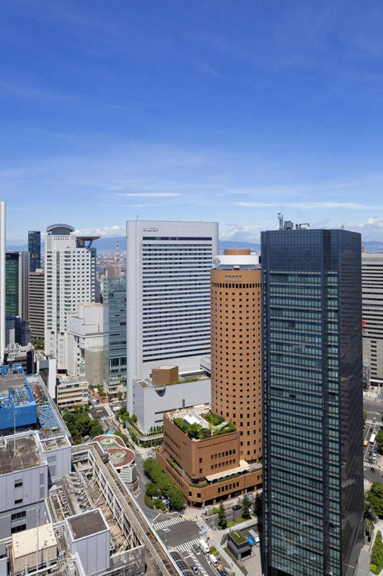 无人,高楼大厦,竖图,俯视,航拍,室外,白天,度假,草地,草坪,美景,植物,城市风光,城市,大桥,大厦,道路,建筑,立交桥,路,摩天大楼,桥梁,公路,日本,亚洲,阴影,光线,影子,景观,云,云朵,高架,斜拉桥,桥,交通,云彩,娱乐,草,树,树木,蓝色,绿色,白云,蓝天,天空,阳光,自然,天,享受,休闲,景色,放松,大阪,生长,成长,鸟瞰,东亚,本州,大阪府,本州岛,日本国,近畿地方,近畿,马路,彩图,高角度拍摄,大楼,高层建筑,高楼,摩天楼