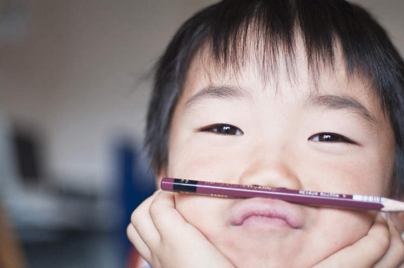 东方人,儿童,脸,头,脸颊,头发,一个人,坐,笑,摸,微笑,露齿笑,横图,室内,特写,白天,正面,纯洁,亚洲,仅一个男性,仅一个人,撑,抚摸,朦胧,模糊,笔,墙,办公用品,托腮,注视,黄种人,墙壁,墙面,文具,小孩,紫色,黑色,学习用品,嘟嘴,观察,看,托,仅一个小孩,撅嘴,调皮,可爱,童年,童趣,观看,文具用品,一支,察看,关注,托下巴,童真,烂漫,无邪,天真,男孩,男人,男性,亚洲人,孩子,头部,脸部,脸蛋,面部,触摸,接触,坐着,半身,彩图,男生