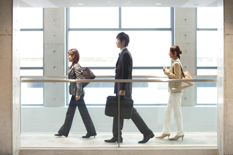 东方人,三个人,同事,商务人士,商务男性,商务女性,栏杆,站,走,横图,室内,白天,侧面,衬衫,成功,合作,团队,集体,信心,窗户,落地窗,亚洲,一排,阴影,套装,服装,整齐,光线,包,瓷砖,地砖,公文包,影子,墙,围栏,走道,走廊,过道,领带,地面,拎,注视,休闲装,黄种人,队伍,护栏,玻璃窗,墙壁,墙面,排列,一个,衣服,黄色,黑色,阳光,观察,看,站着,休闲,休闲服,服饰,公事包,观看,察看,领导,成就,队列,关注,商务装,合伙,领袖,工薪阶层,男人,男性,年轻男性,年轻女性,女人,女性,亚洲人,白领,上班族,步行,散步,站立,走路,彩图,全身,衬衣,拎着