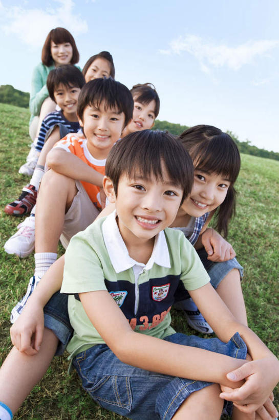 东方人,儿童,坐,笑,微笑,露齿笑,竖图,室外,白天,正面,草地,草坪,植物,亚洲,一排,整齐,云,云朵,许多人,云彩,注视,黄种人,草,排列,小孩,蓝色,绿色,白云,蓝天,天空,天,观察,看,一群人,晴朗,观看,察看,队列,关注,男孩,男人,男性,女孩,女人,女性,亚洲人,晴空,坐着,彩图,全身,男生,女生