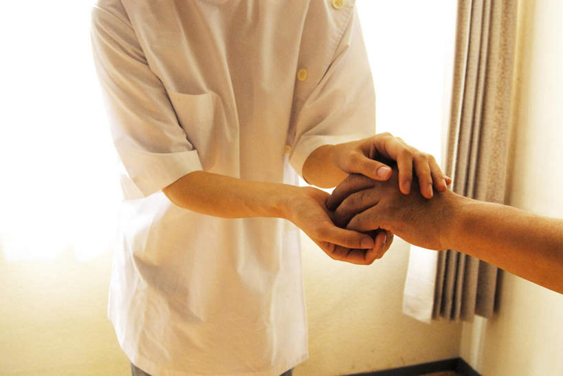 东方人,两个人,病人,护士,站,握手,横图,俯视,室内,白天,工作服,制服,窗户,窗帘,落地窗,亚洲,墙,黄种人,玻璃窗,墙壁,墙面,白色,站着,白衣天使,工作制服,年轻女性,女人,女性,亚洲人,患者,就医者,搀手,拉手,手搀手,手拉手,手牵手,手握手,站立,半身,彩图,高角度拍摄,工作套服