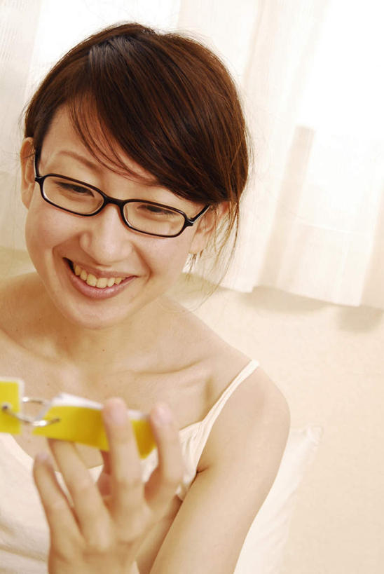 东方人,一个人,坐,举,笑,微笑,露齿笑,竖图,室内,白天,正面,窗户,窗帘,落地窗,亚洲,仅一个年轻女性,仅一个女性,仅一个人,握,眼镜,拿,拿着,注视,黄种人,挂件,玻璃窗,观察,看,托,握着,观看,察看,关注,近视眼镜,年轻女性,女人,女性,亚洲人,举起,举手,举着,向上举,向上伸,向上托,坐着,半身,彩图