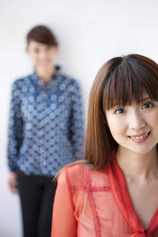 东方人,两个人,伙伴,朋友,站,笑,微笑,露齿笑,竖图,室内,白天,白色背景,正面,友谊,亚洲,朦胧,模糊,注视,黄种人,观察,看,站着,摄影,影棚,观看,察看,关注,友情,年轻女性,女人,女性,亚洲人,站立,半身,彩图,影棚拍摄,拍摄