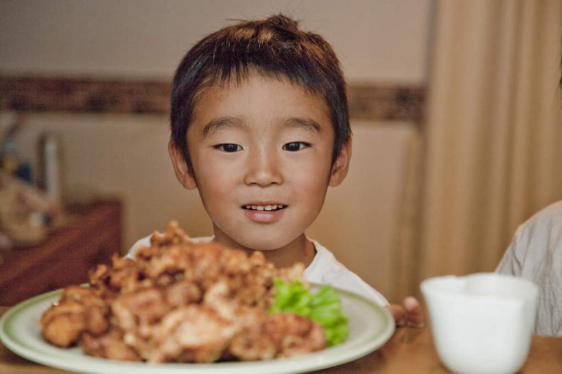 东方人,儿童,一个人,坐,笑,微笑,横图,室内,白天,正面,纯洁,餐桌,窗帘,桌子,餐具,亚洲,仅一个男性,仅一个人,许多,碟子,盘,墙,油炸食品,注视,黄种人,墙壁,墙面,小孩,盘子,碟,碗,观察,看,仅一个小孩,可爱,童年,童趣,餐台,观看,察看,关注,炸鸡,童真,垃圾食品,烂漫,无邪,天真,男孩,男人,男性,亚洲人,孩子,坐着,半身,彩图,男生