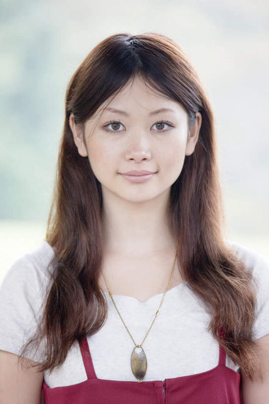 东方人,一个人,站,笑,微笑,竖图,室外,白天,正面,旅游,度假,美景,树林,植物,亚洲,仅一个年轻女性,仅一个女性,仅一个人,许多,景观,注视,黄种人,娱乐,树,树木,绿色,自然,观察,看,站着,享受,休闲,景色,放松,生长,成长,观看,察看,挂坠,关注,自然风光,年轻女性,女人,女性,亚洲人,长发,卷发,站立,半身,彩图