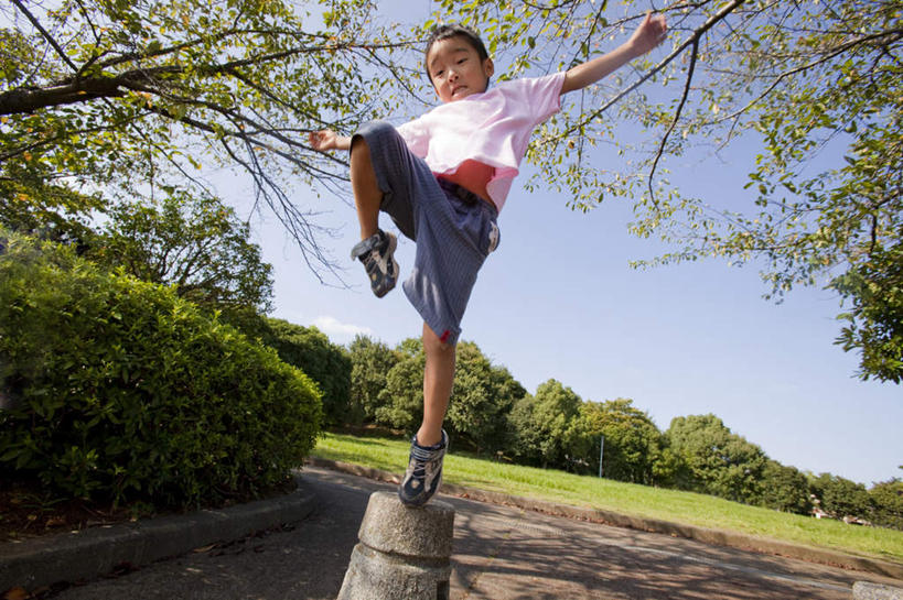 东方人,儿童,一个人,站,伸展双臂,笑,微笑,横图,室外,白天,仰视,旅游,度假,纯洁,草地,草坪,美景,树林,植物,道路,路,公路,亚洲,仅一个男性,仅一个人,许多,石墩,景观,交通,抬腿,注视,黄种人,娱乐,草,树,树木,小孩,蓝色,绿色,蓝天,天空,自然,天,观察,看,站着,仅一个小孩,享受,休闲,景色,放松,可爱,童年,童趣,生长,晴朗,成长,观看,察看,关注,自然风光,童真,烂漫,无邪,万里无云,天真,男孩,男人,男性,亚洲人,孩子,晴空,晴空万里,马路,敞开双臂,伸开双臂,展开双肩,站立,张开手臂,张开双臂,彩图,低角度拍摄,全身,男生