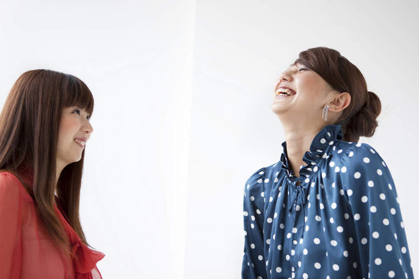 东方人,两个人,伙伴,朋友,商务人士,商务女性,站,闭眼,笑,大笑,横图,室内,白天,正面,衬衫,兴奋,友谊,亚洲,套装,圆点,墙,注视,黄种人,墙壁,墙面,红色,观察,看,站着,张嘴,观看,耳坠,察看,关注,商务装,张大嘴巴,工薪阶层,哈哈大笑,友情,年轻女性,女人,女性,亚洲人,长发,白领,上班族,张开嘴,闭眼睛,闭着眼,闭着眼睛,抬头,仰头,站立,半身,彩图,衬衣,高兴,狂笑