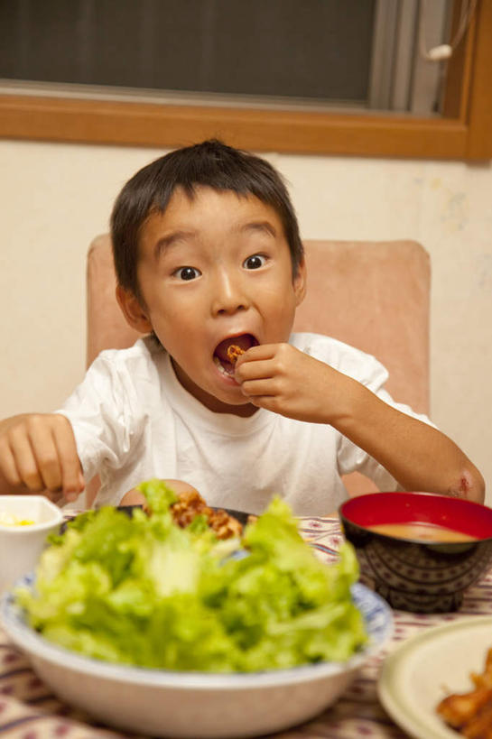 东方人,儿童,一个人,坐,举,吃,竖图,室内,白天,正面,纯洁,餐桌,窗户,桌子,椅子,亚洲,仅一个男性,仅一个人,握,墙,生菜,莴苣,拿,拿着,注视,黄种人,玻璃窗,墙壁,墙面,小孩,碗,观察,看,托,仅一个小孩,可爱,童年,童趣,握着,餐台,观看,察看,关注,炸鸡,童真,烂漫,无邪,春菜,鹅仔菜,莴仔菜,千金菜,叶用莴苣,天真,男孩,男人,男性,亚洲人,孩子,举起,举手,举着,嚼,食,向上举,向上伸,向上托,坐着,半身,彩图,男生