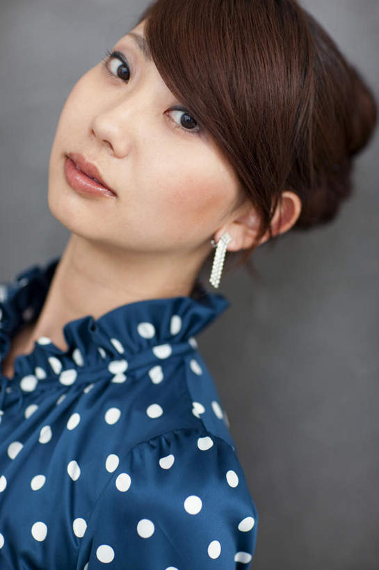 东方人,一个人,商务人士,商务女性,站,竖图,室内,特写,白天,正面,衬衫,亚洲,仅一个年轻女性,仅一个女性,仅一个人,许多,灰色背景,套装,装饰,图案,圆点,斑点,墙,注视,黄种人,墙壁,墙面,排列,蓝色,观察,看,站着,摄影,影棚,观看,华丽,修饰,耳坠,点缀,察看,队列,关注,商务装,工薪阶层,衬托,美观,雅致,雅观,年轻女性,女人,女性,亚洲人,白领,上班族,站立,半身,彩图,影棚拍摄,衬衣,拍摄