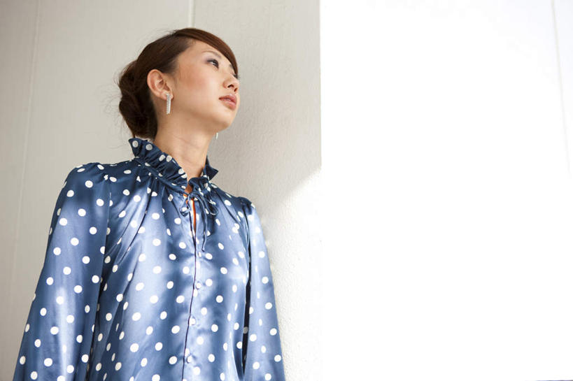 东方人,一个人,站,横图,室内,特写,白天,仰视,衬衫,亚洲,仅一个年轻女性,仅一个女性,仅一个人,阴影,装饰,光线,影子,圆点,墙,注视,黄种人,墙壁,墙面,阳光,观察,看,站着,观看,华丽,修饰,耳坠,点缀,察看,关注,衬托,美观,雅致,雅观,年轻女性,女人,女性,亚洲人,抬头,仰头,站立,半身,彩图,低角度拍摄,衬衣