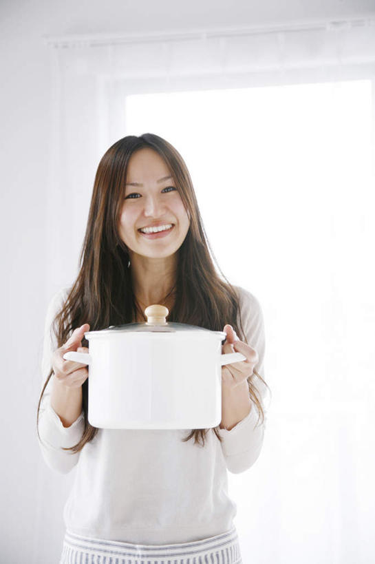 东方人,一个人,站,举,笑,微笑,露齿笑,竖图,室内,白天,正面,窗户,窗帘,落地窗,亚洲,仅一个年轻女性,仅一个女性,仅一个人,握,墙,拿,拿着,注视,黄种人,锅,玻璃窗,墙壁,墙面,观察,看,托,站着,握着,观看,察看,关注,电饭锅,年轻女性,女人,女性,亚洲人,长发,卷发,烹调用具,举起,举手,举着,向上举,向上伸,向上托,站立,半身,彩图