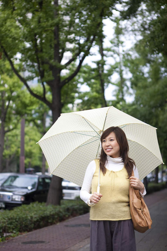 东方人,一个人,站,举,笑,微笑,露齿笑,竖图,室外,白天,仰视,美景,树林,植物,道路,路,公路,亚洲,仅一个年轻女性,仅一个女性,仅一个人,许多,握,服装,包,皮包,伞,雨伞,遮阳伞,景观,交通,拿,拿着,注视,休闲装,黄种人,阳伞,树,树木,衣服,绿色,自然,观察,看,托,站着,休闲,休闲服,景色,握着,服饰,生长,成长,观看,单肩包,察看,关注,自然风光,年轻女性,女人,女性,亚洲人,马路,举起,举手,举着,向上举,向上伸,向上托,站立,半身,彩图,低角度拍摄