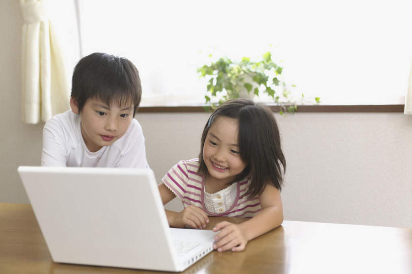 东方人,儿童,两个人,家庭,客厅,站,坐,笑,微笑,露齿笑,横图,室内,白天,正面,纯洁,电脑,笔记本电脑,植物,窗户,窗帘,桌子,亚洲,服装,装饰,网络,盆栽,墙,盆景,注视,休闲装,兄妹,黄种人,通讯设备,玻璃窗,墙壁,墙面,小孩,衣服,绿色,自然,帘子,观察,看,站着,休闲,温暖,温馨,一家人,休闲服,遮阳,可爱,童年,童趣,搭,服饰,生长,成长,观看,华丽,修饰,点缀,和睦,察看,无线,起居室,搭着,关注,通信设备,无线网络,无线上网,便携式电脑,童真,烂漫,无邪,衬托,美观,雅致,雅观,客堂,天真,手提电脑,男孩,男人,男性,女孩,女人,女性,亚洲人,站立,坐着,半身,彩图,融洽,男生,女生