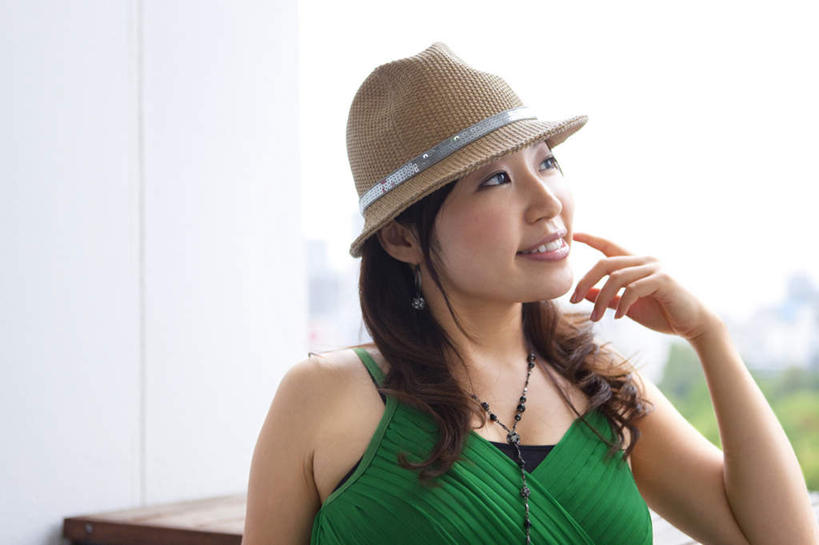 东方人,脸,头,脸颊,手,一个人,栏杆,站,举,笑,微笑,横图,室内,特写,白天,侧面,窗户,落地窗,帽子,亚洲,仅一个年轻女性,仅一个女性,仅一个人,服装,朦胧,模糊,围栏,注视,休闲装,黄种人,护栏,肩膀,玻璃窗,衣服,绿色,遮阳帽,观察,看,托,站着,休闲,思考,手部,休闲服,服饰,观看,单手,察看,关注,年轻女性,女人,女性,亚洲人,头部,脸部,脸蛋,面部,举起,举手,举着,向上举,向上伸,向上托,站立,半身,彩图