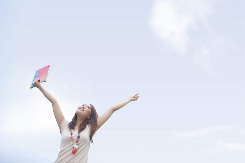 东方人,一个人,站,举,笑,微笑,露齿笑,横图,室外,白天,仰视,项链,亚洲,仅一个年轻女性,仅一个女性,仅一个人,服装,材料,档案,文件,云,云朵,云彩,注视,休闲装,黄种人,装饰品,衣服,蓝色,白云,蓝天,天空,饰品,首饰,资料,天,看,托,站着,休闲,休闲服,服饰,晴朗,关注,文档,年轻女性,女人,女性,亚洲人,晴空,举起,举手,举着,抬头,向上举,向上伸,向上托,仰头,站立,半身,彩图,低角度拍摄