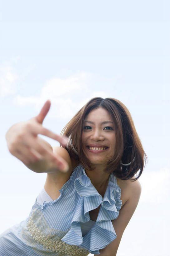 东方人,中指,一个人,站,举,笑,微笑,露齿笑,竖图,室外,白天,仰视,亚洲,仅一个年轻女性,仅一个女性,仅一个人,服装,朦胧,模糊,注视,休闲装,黄种人,衣服,蓝色,蓝天,天空,天,观察,看,手势,托,站着,休闲,休闲服,服饰,晴朗,观看,察看,食指,关注,万里无云,年轻女性,女人,女性,亚洲人,大拇指,晴空,晴空万里,举起,举手,举着,向上举,向上伸,向上托,站立,半身,彩图,低角度拍摄