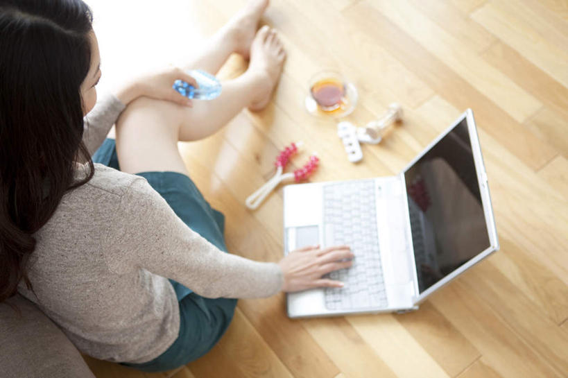 东方人,一个人,坐,横图,俯视,室内,白天,幸福,电脑,笔记本电脑,茶,地板,杯子,托盘,玻璃,亚洲,仅一个年轻女性,仅一个女性,仅一个人,握,服装,网络,茶叶,地面,饮品,拿,拿着,注视,休闲装,黄种人,娱乐,通讯设备,木地板,玻璃制品,衣服,水杯,花茶,观察,看,享受,休闲,温馨,赤脚,休闲服,放松,乐趣,搭,握着,保健,养生,服饰,观看,花草茶,察看,无线,舒适,搭着,关注,按摩器,通信设备,无线网络,无线上网,便携式电脑,香花茶,香片,熏花茶,手提电脑,年轻女性,女人,女性,亚洲人,茶杯,坐着,半身,彩图,高角度拍摄