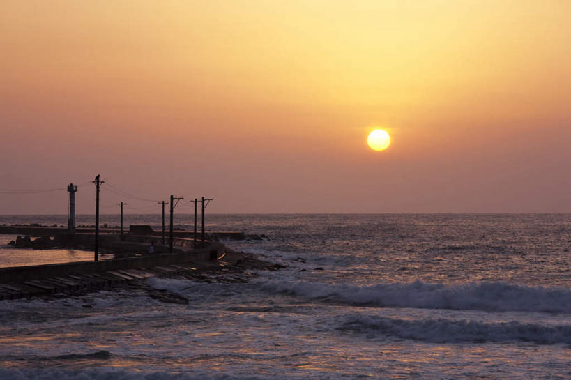 无人,码头,横图,室外,白天,仰视,旅游,度假,海浪,海洋,美景,日落,太阳,港口,电力,电线,电线杆,线,景观,浪花,水平线,晚霞,霞光,辽阔,电能,海平线,线路,娱乐,自然,海水,黄昏,享受,休闲,广阔,景色,彩霞,放松,电,一望无际,电源,自然风光,能量,海景,无边无际,一马平川,大海,风浪,海,海水的波动,近岸浪,涌浪,夕阳,彩图,低角度拍摄,摆渡口,埠头,渡口,渡头,港湾,海港,货运码头,口岸,商港,水天相接,水天一线