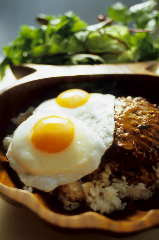米饭,无人,竖图,俯视,室内,特写,白天,烹饪,餐桌,桌子,朦胧,模糊,蛋,荷包蛋,鸡蛋,煎蛋,肉,日本料理,料理,食品,饭,菜肴,美食,肉类,食物,碗,日式料理,日式,佳肴,餐台,五谷,肉食,草鸡蛋,卵,彩图,高角度拍摄