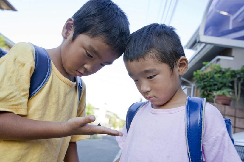 东方人,儿童,两个人,伙伴,朋友,家,站,横图,室外,白天,仰视,友谊,亚洲,握,服装,朦胧,模糊,电力,昆虫,包,电线,电线杆,书包,线,房屋,屋子,电能,拿,线路,拿着,注视,休闲装,黄种人,楼房,住宅,小孩,衣服,蓝色,蓝天,天空,动物,背包,天,观察,看,站着,休闲,休闲服,握着,服饰,晴朗,观看,电,电源,察看,关注,能量,万里无云,害虫,友情,男孩,男人,男性,亚洲人,晴空,晴空万里,站立,半身,彩图,低角度拍摄,房子,双肩包,男生