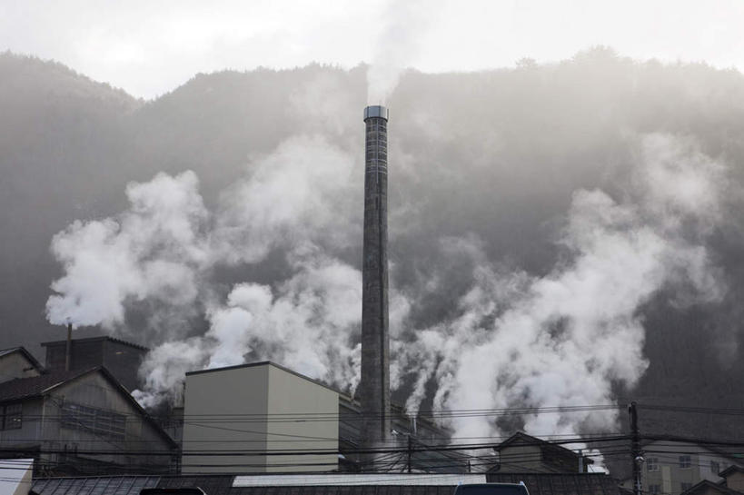 无人,家,工厂,横图,室外,白天,仰视,度假,烟囱,美景,山,树林,植物,雾,城市风光,城市,日本,亚洲,许多,朦胧,模糊,房屋,屋子,景观,山峰,烟雾,云,云朵,山峦,云彩,娱乐,楼房,住宅,树,树木,蓝色,绿色,白云,蓝天,天空,天,享受,休闲,景色,放松,生长,晴朗,成长,迷雾,东亚,本州,本州岛,日本国,中部地方,岐阜,岐阜县,大雾,晴空,彩图,低角度拍摄,房子
