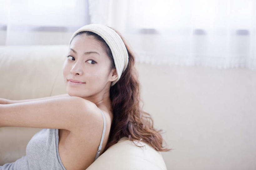 东方人,一个人,客厅,坐,笑,微笑,横图,室内,白天,侧面,窗户,窗帘,落地窗,沙发,亚洲,仅一个年轻女性,仅一个女性,仅一个人,服装,朦胧,模糊,头巾,注视,休闲装,黄种人,玻璃窗,衣服,观察,看,靠,靠着,休闲,休闲服,服饰,观看,察看,起居室,关注,布艺沙发,年轻女性,女人,女性,亚洲人,坐着,半身,彩图