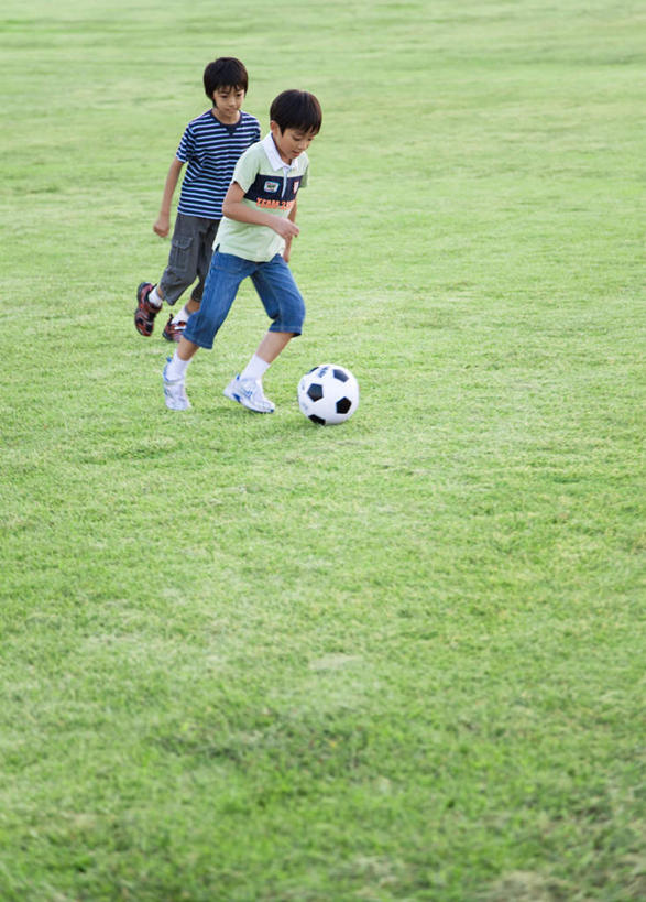 东方人,儿童,两个人,伙伴,朋友,足球场,跑,竖图,俯视,室外,白天,锻炼,游戏,友谊,运动,足球,草地,草坪,植物,亚洲,服装,足球装备,玩,休闲装,黄种人,娱乐,运动器械,草,小孩,衣服,绿色,休闲,休闲服,健身器械,服饰,活动,发泄,消遣,智力,健身器材,绿茵场,宣泄,蹴鞠,体育,友情,足球运动,男孩,男人,男性,亚洲人,跑步,玩耍,嬉戏,彩图,高角度拍摄,全身,健身,足球比赛场地,运动器材,男生