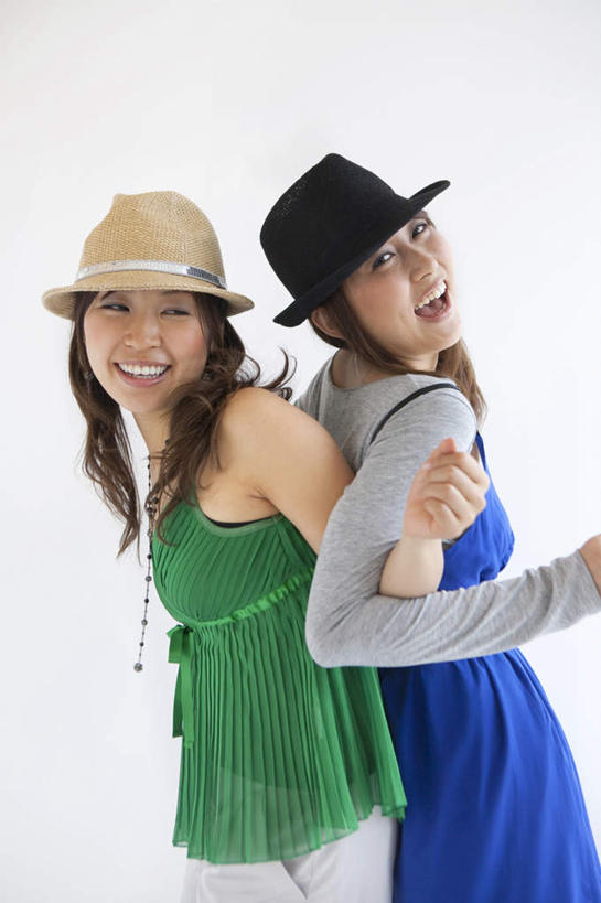 东方人,两个人,伙伴,朋友,站,举,笑,微笑,露齿笑,竖图,室内,白天,白色背景,侧面,友谊,安全,帽子,项链,亚洲,服装,依靠,注视,休闲装,礼帽,黄种人,装饰品,衣服,饰品,首饰,观察,看,托,倚靠,站着,背靠背,休闲,休闲服,背对背,摄影,服饰,影棚,观看,察看,关注,信任,友情,年轻女性,女人,女性,亚洲人,举起,举手,举着,向上举,向上伸,向上托,站立,半身,彩图,影棚拍摄,拍摄