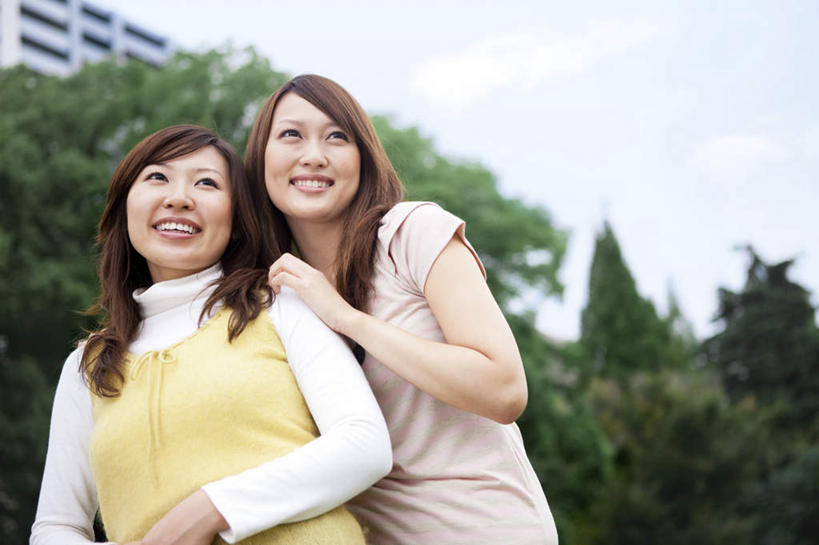 东方人,两个人,伙伴,朋友,家,站,笑,微笑,露齿笑,横图,室外,白天,仰视,友谊,美景,树林,植物,亚洲,许多,服装,朦胧,模糊,房屋,屋子,景观,云,云朵,云彩,注视,休闲装,黄种人,楼房,住宅,树,树木,衣服,蓝色,绿色,白云,蓝天,天空,自然,天,观察,看,靠,靠着,站着,休闲,休闲服,景色,服饰,生长,晴朗,成长,观看,察看,关注,自然风光,友情,年轻女性,女人,女性,亚洲人,晴空,抬头,仰头,站立,半身,彩图,低角度拍摄,房子