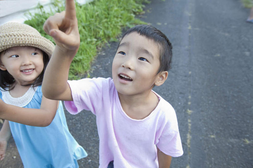 东方人,儿童,两个人,伙伴,朋友,站,举,笑,微笑,露齿笑,横图,俯视,室外,白天,友谊,纯洁,草地,植物,道路,路,公路,帽子,亚洲,指,服装,朦胧,模糊,交通,注视,休闲装,礼帽,黄种人,方向,草,小孩,衣服,绿色,观察,看,手势,托,站着,休闲,休闲服,可爱,童年,童趣,服饰,观看,察看,指向,食指,关注,童真,烂漫,无邪,天真,友情,男孩,男人,男性,女孩,女人,女性,亚洲人,马路,举起,举手,举着,向上举,向上伸,向上托,站立,半身,彩图,高角度拍摄,男生,女生