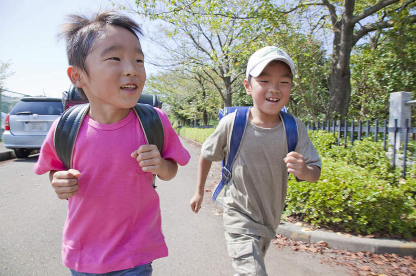东方人,儿童,两个人,伙伴,朋友,栏杆,跑,笑,微笑,露齿笑,横图,室外,白天,正面,锻炼,友谊,纯洁,运动,美景,树林,植物,汽车,帽子,亚洲,许多,服装,朦胧,模糊,包,书包,景观,围栏,休闲装,黄种人,运动帽,护栏,车,树,树木,小孩,衣服,蓝色,绿色,蓝天,天空,自然,背包,交通工具,轿车,天,握拳,休闲,同学,休闲服,鸭舌帽,景色,可爱,童年,童趣,服饰,生长,晴朗,成长,校友,自然风光,载具,童真,烂漫,无邪,万里无云,同窗,学友,体育,天真,友情,男孩,男人,男性,亚洲人,晴空,晴空万里,跑步,半身,彩图,健身,双肩包,男生