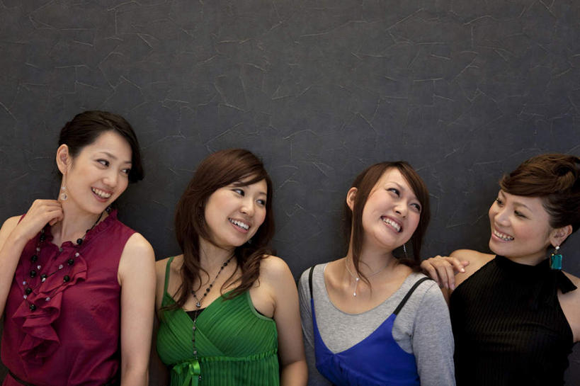 东方人,四个人,伙伴,朋友,站,笑,微笑,露齿笑,横图,室内,白天,正面,友谊,项链,亚洲,一排,灰色背景,服装,整齐,墙,注视,休闲装,黄种人,相视,墙壁,墙面,装饰品,排列,衣服,饰品,首饰,观察,看,站着,休闲,面对面,休闲服,摄影,服饰,影棚,观看,对视,察看,队列,关注,相对,相看,友情,年轻女性,女人,女性,亚洲人,站立,半身,彩图,影棚拍摄,拍摄