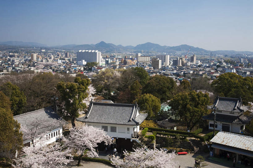 家,横图,俯视,航拍,室外,白天,度假,河流,美景,山,树林,水,植物,城市风光,城市,大桥,立交桥,路灯,桥梁,樱花,照明,爱知县,日本,亚洲,许多,房屋,屋子,河水,景观,山峰,水流,高架,斜拉桥,桥,灯光,樱花树,山峦,许多人,娱乐,楼房,住宅,灯,树,树木,蓝色,绿色,蓝天,天空,天,一群人,享受,休闲,景色,放松,生长,晴朗,成长,照亮,照明设备,鸟瞰,东亚,本州,万里无云,本州岛,日本国,中部地方,爱知,仙樱花,福岛樱,青肤樱,晴空,晴空万里,荆桃,彩图,高角度拍摄,全身,房子