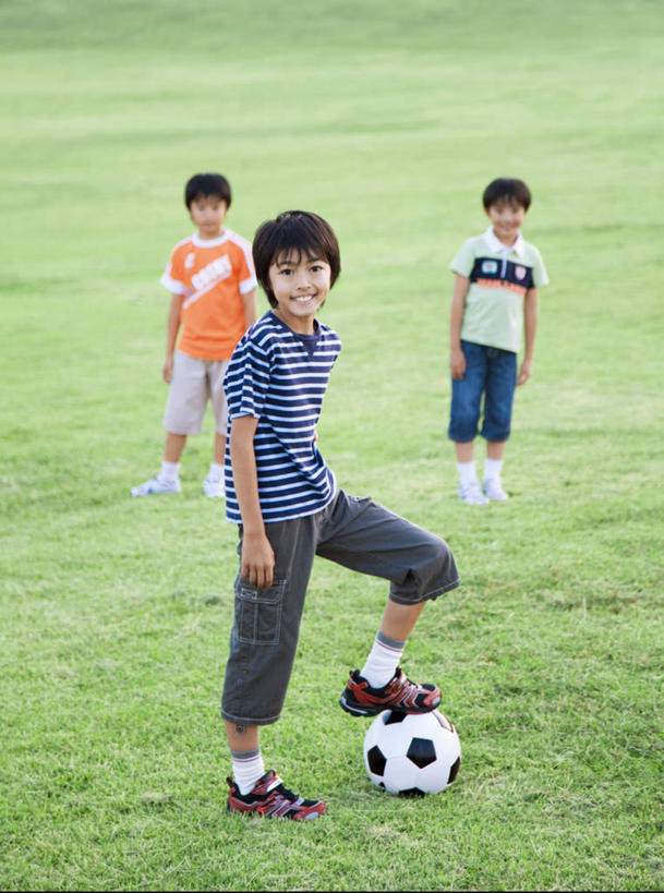东方人,儿童,三个人,足球场,站,笑,微笑,露齿笑,竖图,室外,白天,正面,纯洁,足球,草地,草坪,植物,亚洲,服装,朦胧,模糊,足球装备,注视,休闲装,黄种人,运动器械,踩,草,小孩,衣服,绿色,踩着,观察,看,站着,休闲,休闲服,健身器械,可爱,童年,童趣,服饰,观看,察看,关注,健身器材,绿茵场,童真,烂漫,无邪,蹴鞠,天真,足球运动,男孩,男人,男性,女孩,女人,女性,亚洲人,站立,彩图,全身,足球比赛场地,运动器材,男生,女生