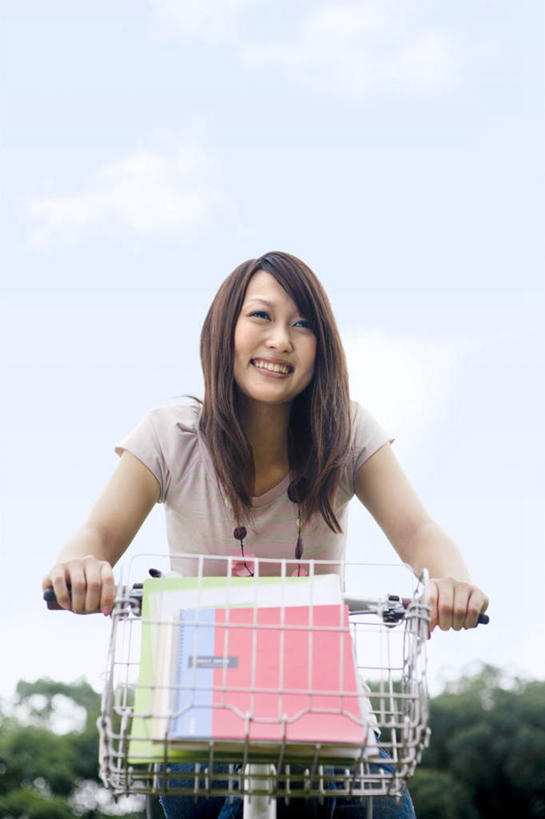 东方人,一个人,坐,笑,微笑,露齿笑,竖图,室外,白天,仰视,美景,树林,植物,自行车,亚洲,仅一个年轻女性,仅一个女性,仅一个人,许多,握,服装,朦胧,模糊,材料,档案,文件,景观,云,云朵,拿,云彩,拿着,注视,休闲装,黄种人,车,脚踏车,树,树木,衣服,蓝色,绿色,白云,蓝天,天空,自然,资料,交通工具,天,观察,看,休闲,休闲服,景色,搭,握着,服饰,生长,晴朗,成长,观看,察看,搭着,关注,自然风光,载具,文档,年轻女性,女人,女性,亚洲人,晴空,坐着,半身,彩图,低角度拍摄