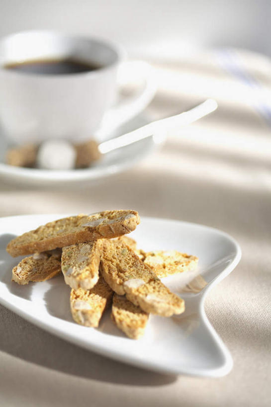 咖啡,无人,竖图,俯视,室内,特写,白天,幸福,桌子,杯子,餐具,阴影,朦胧,模糊,光线,瓷器,碟子,盘,影子,食品,糖,糖果,甜点,甜品,咖啡杯,陶瓷制品,娱乐,食物,饮料,盘子,碟,甜食,享受,休闲,温馨,放松,乐趣,提神,舒适,瓷杯,醒脑,硬糖,软饮料,彩图,高角度拍摄