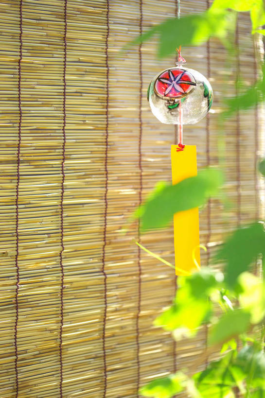 无人,竖图,室内,特写,白天,正面,旅游,度假,幸福,运气,美景,风铃,叶子,神奈川,日本,亚洲,阴影,朦胧,模糊,装饰,光线,影子,竹帘,景观,绿叶,神奈川县,娱乐,自然,帘子,祈祷,祈福,享受,休闲,嫩叶,景色,放松,警示,许愿,华丽,修饰,祈求,吉祥,点缀,平和,自然风光,问候,东亚,警惕,本州,关东地方,本州岛,日本国,衬托,美观,雅致,雅观,思念,想念,玉振,幸运,叶,叶片,占风铎,彩图