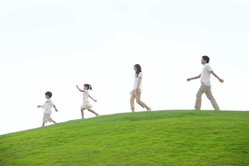 东方人,儿童,四个人,家庭,夫妻,母亲,父亲,女儿,儿子,走,笑,微笑,露齿笑,横图,室外,白天,侧面,爱情,纯洁,草地,草坪,植物,亚洲,一排,服装,朦胧,模糊,整齐,浪漫,注视,休闲装,黄种人,草,排列,小孩,衣服,蓝色,绿色,蓝天,天空,天,观察,看,休闲,温暖,温馨,父女,父子,母女,母子,一家人,休闲服,恩爱,父爱,可爱,母爱,童年,童趣,恋人,服饰,晴朗,观看,和睦,察看,队列,关注,童真,烂漫,无邪,万里无云,天真,男孩,男人,男性,年轻男性,年轻女性,女孩,女人,女性,亚洲人,孩子,年轻人,夫妇,情侣,晴空,晴空万里,步行,散步,走路,彩图,全身,伴侣,融洽,男生,女生