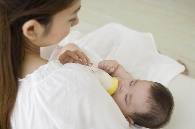 东方人,婴儿,儿童,两个人,家庭,母亲,坐,抱,笑,微笑,露齿笑,横图,俯视,室内,白天,纯洁,窗户,窗帘,沙发,亚洲,握,服装,朦胧,模糊,奶瓶,墙,拿,拿着,注视,休闲装,黄种人,玻璃窗,墙壁,墙面,小孩,衣服,瓶子,容器,观察,看,休闲,温暖,温馨,一家人,休闲服,可爱,母爱,童年,童趣,握着,服饰,活泼,奶嘴,婴儿用品,抱着,观看,储藏,和睦,察看,搂着,储存,关注,宝宝,布艺沙发,童真,纯真,烂漫,无邪,母婴,伶俐,天真,年轻女性,女人,女性,亚洲人,孩子,年轻人,怀抱,搂,搂抱,相抱,拥抱,坐着,半身,彩图,高角度拍摄,融洽,贮存