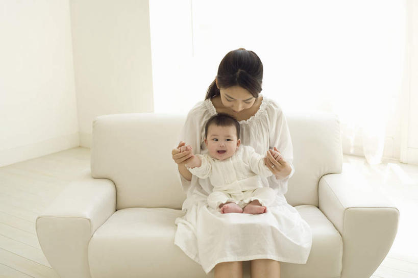 东方人,婴儿,儿童,两个人,家庭,母亲,坐,抱,笑,微笑,露齿笑,横图,室内,白天,正面,纯洁,窗帘,沙发,亚洲,服装,朦胧,模糊,墙,注视,休闲装,黄种人,墙壁,墙面,小孩,衣服,观察,看,休闲,温暖,温馨,一家人,休闲服,可爱,母爱,童年,童趣,服饰,活泼,抱着,观看,和睦,察看,搂着,关注,宝宝,布艺沙发,童真,纯真,烂漫,无邪,母婴,伶俐,天真,年轻女性,女人,女性,亚洲人,孩子,年轻人,怀抱,搂,搂抱,相抱,拥抱,坐着,半身,彩图,融洽